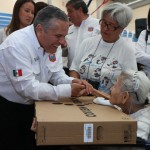 Constata alcalde Gustavo Torres Salinas entrega de televisores digitales a familias tampiqueñas