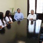Recibe Gustavo Torres Salinas a estudiantes de la Preparatoria Tampico