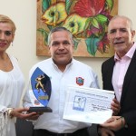 Recibe alcalde Gustavo Torres visita de fisicoculturista tampiqueña Azalia Veraza, bicampeona mundial de esa especialidad