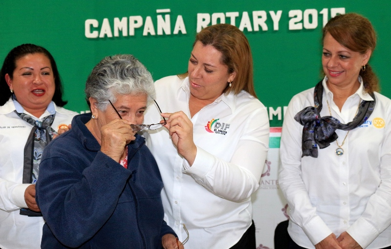 Entrega Verónica junto a Rotarios lentes a familias vulnerables
