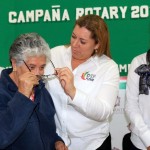 Entrega Verónica junto a Rotarios lentes a familias vulnerables