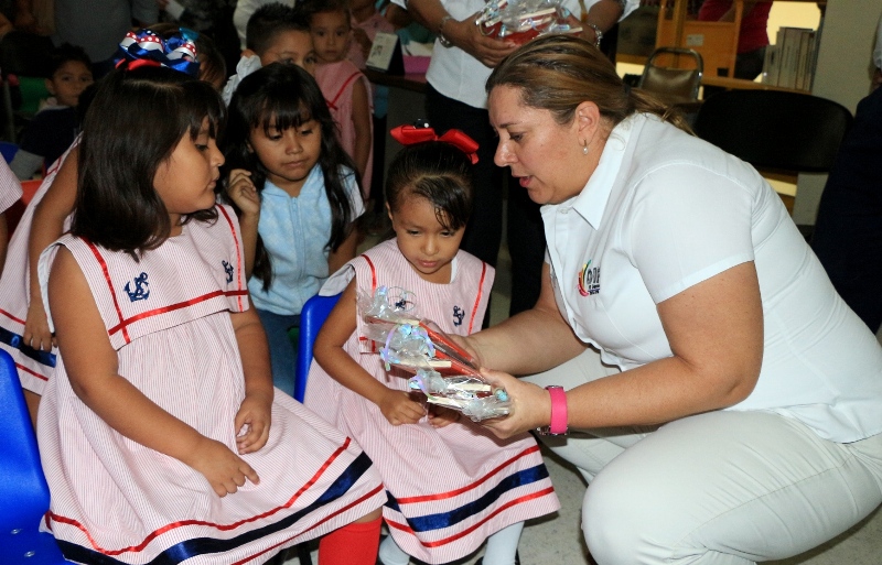 Entrega Verónica mobiliario a la Biblioteca Municipal