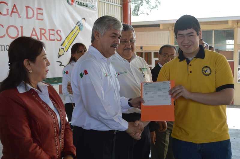 Entrega alcalde JLHC becas y estímulos educativos Entrega alcalde JLHC becas y estímulos educativos