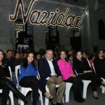Encienden alcalde Gustavo Torres Salinas y su familia el tradicional pino de Navidad