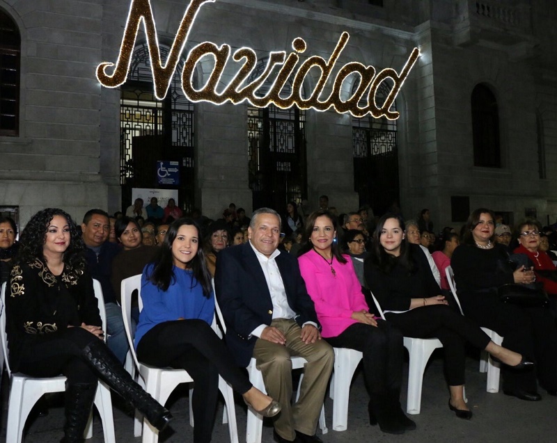 Encienden alcalde Gustavo Torres Salinas y su familia el tradicional pino de Navidad