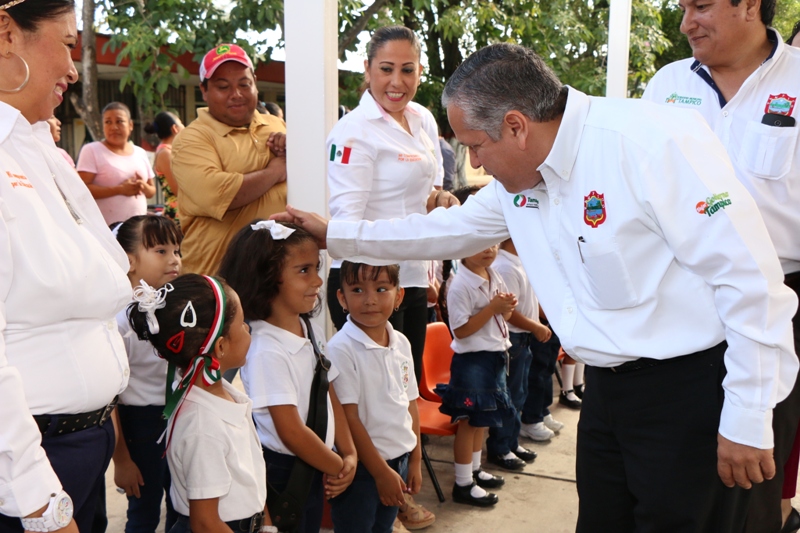 Beneficia Gobierno de Tampico a 484 alumnos con becas municipales