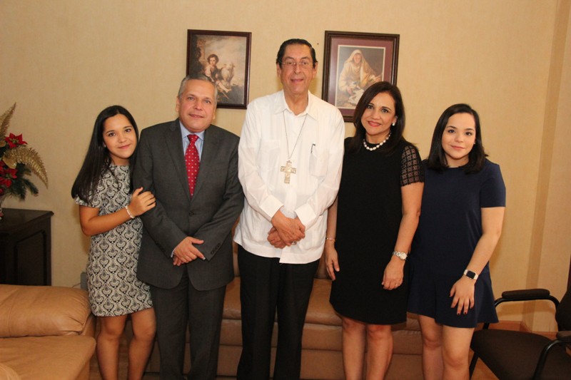 Visitan Gustavo Torres Salinas y su familia al Obispo de Tampico