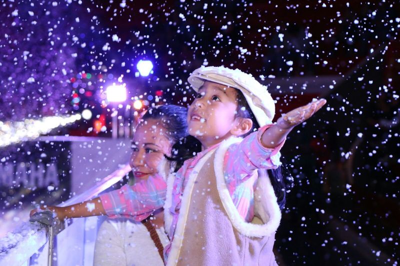 Asiste Gustavo Torres al show navideño en la pista de hielo "Unidos Podemos Más"