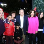 Encienden alcalde Gustavo Torres Salinas y su familia el tradicional pino de Navidad