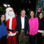 Encienden alcalde Gustavo Torres Salinas y su familia el tradicional pino de Navidad