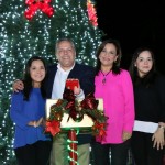 Encienden alcalde Gustavo Torres Salinas y su familia el tradicional pino de Navidad