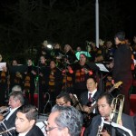 Encienden alcalde Gustavo Torres Salinas y su familia el tradicional pino de Navidad