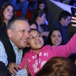 Asiste Gustavo Torres al show navideño en la pista de hielo "Unidos Podemos Más"