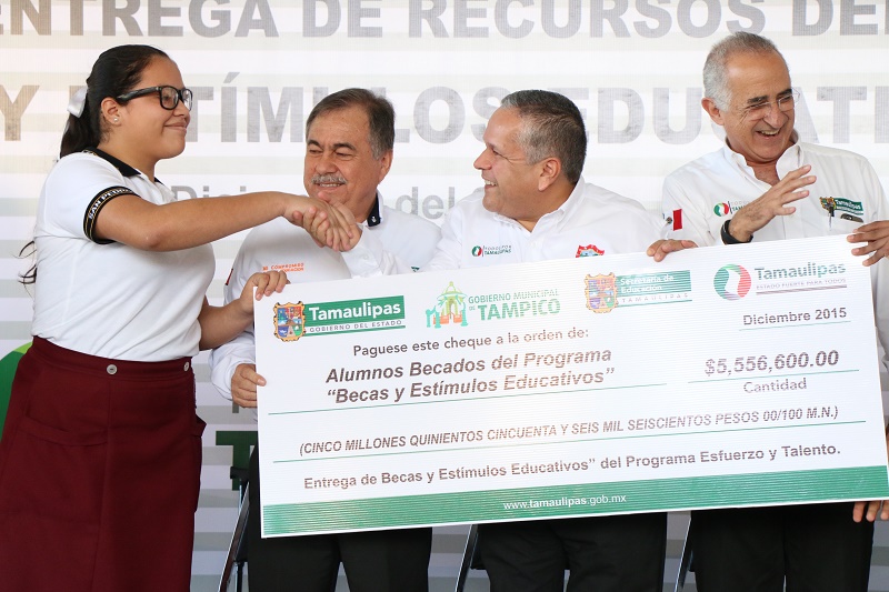 Entregan gobierno del estado y municipio becas a estudiantes tampiqueños