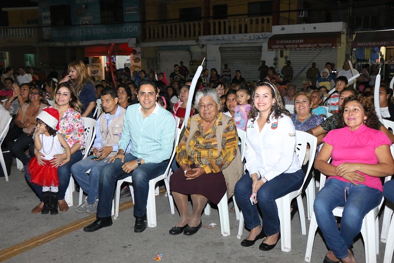 Enciende Gobierno de Tampico Pino Navideño en la Zona Norte