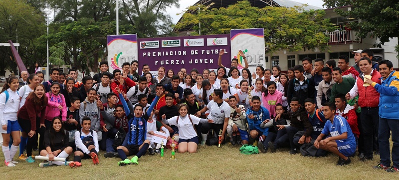 Premia Verónica a ganadores del 4º Torneo de Fútbol “Fuerza Joven”