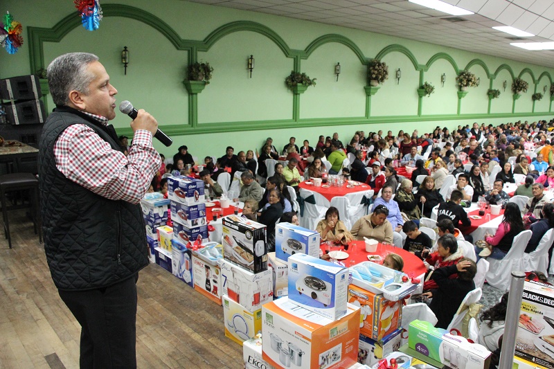 Conviven Gustavo Torres Salinas y su esposa Silvia Alcaraz con integrantes de los Consejos Vecinales