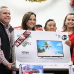 Conviven Gustavo Torres Salinas y su esposa Silvia Alcaraz con integrantes de los Consejos Vecinales