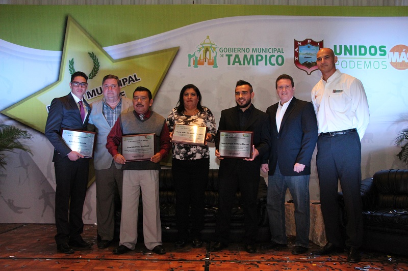 Entrega Ayuntamiento de Tampico Premio Municipal al Deporte 2015, al boxeador Raúl Curiel García