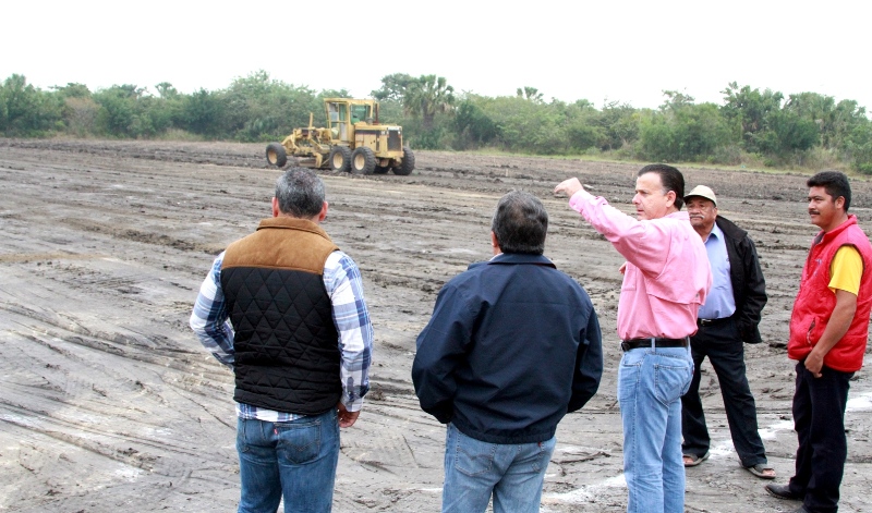 Constata Alcalde construcción de campo deportivo multifuncional
