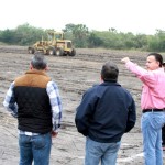 Constata Alcalde construcción de campo deportivo multifuncional