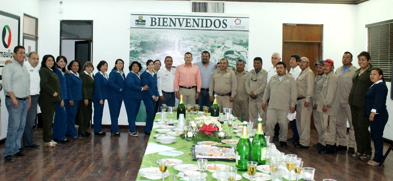 Alcalde y funcionarios celebran tradicional brindis Navideño