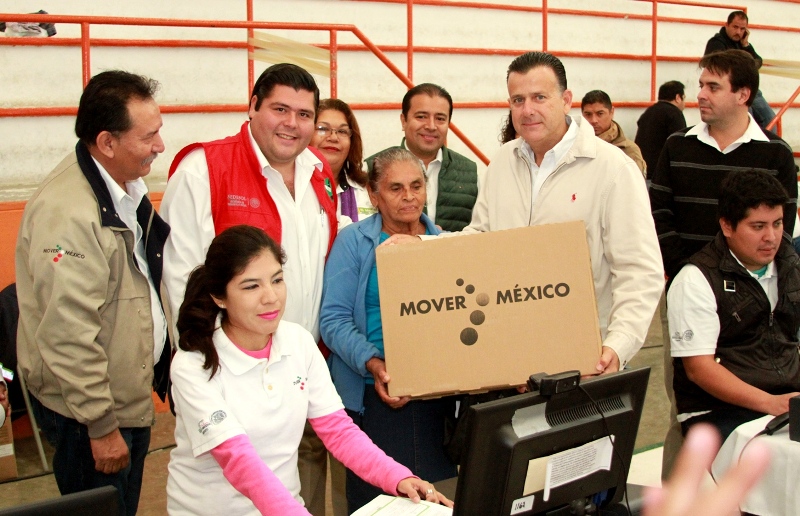 Inician reparto de pantallas digitales a beneficiarios de programas federales