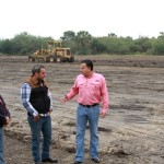 Constata Alcalde construcción de campo deportivo multifuncional