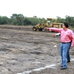 Constata Alcalde construcción de campo deportivo multifuncional