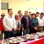 Pablo y personal del Gobierno estatal parten la Rosca de Reyes