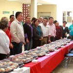 Pablo y personal del Gobierno estatal parten la Rosca de Reyes