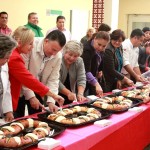 Pablo y personal del Gobierno estatal parten la Rosca de Reyes