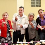 Pablo y personal del Gobierno estatal parten la Rosca de Reyes
