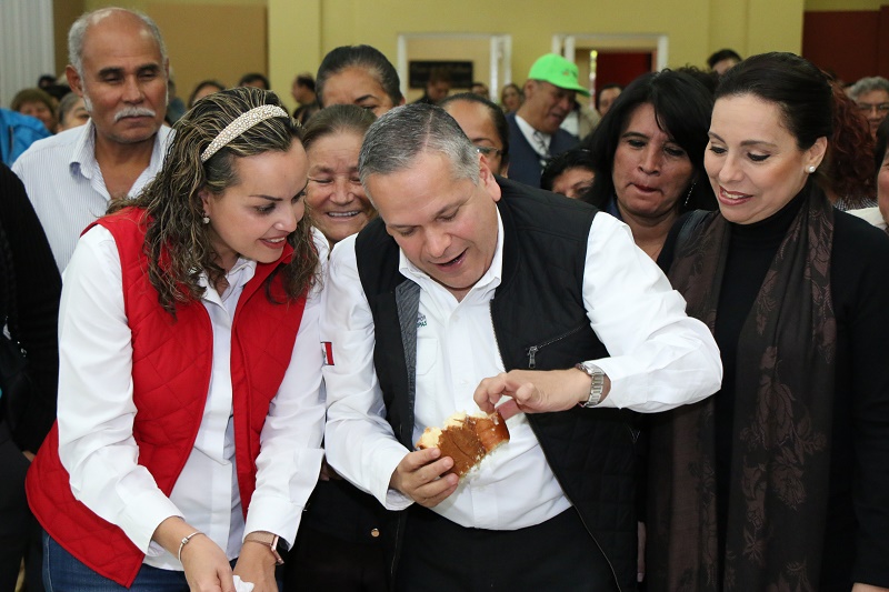 Comparte Gustavo Torres rosca de reyes con representantes de consejos de Colaboración Vecinal