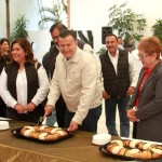 Comparte Pablo la Rosca de Reyes con su equipo de trabajo