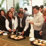 Comparte Pablo la Rosca de Reyes con su equipo de trabajo