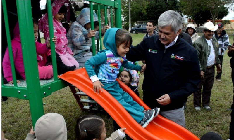 Entrega alcalde JLHC juegos infantiles Entrega alcalde JLHC juegos infantiles