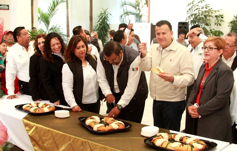 Comparte Pablo la Rosca de Reyes con su equipo de trabajo
