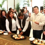 Comparte Pablo la Rosca de Reyes con su equipo de trabajo