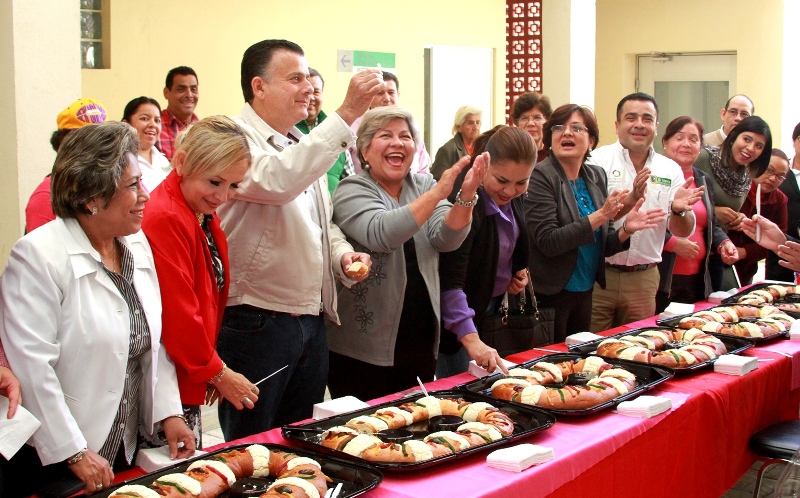Pablo y personal del Gobierno estatal parten la Rosca de Reyes