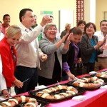 Pablo y personal del Gobierno estatal parten la Rosca de Reyes