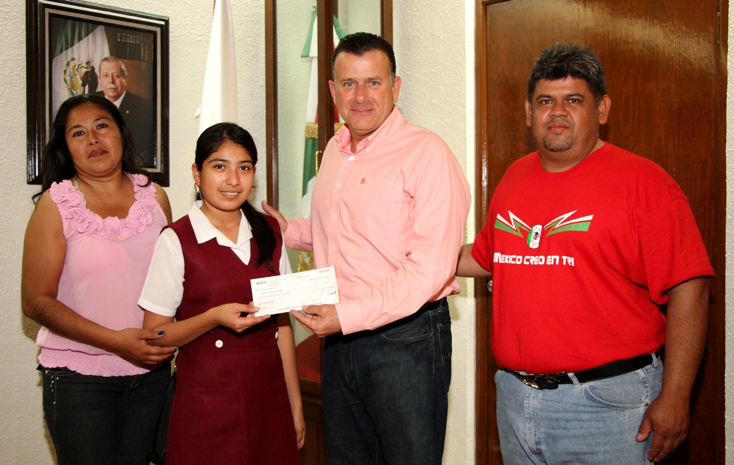 Escolta de la Secundaria Dos recibe apoyo del Municipio