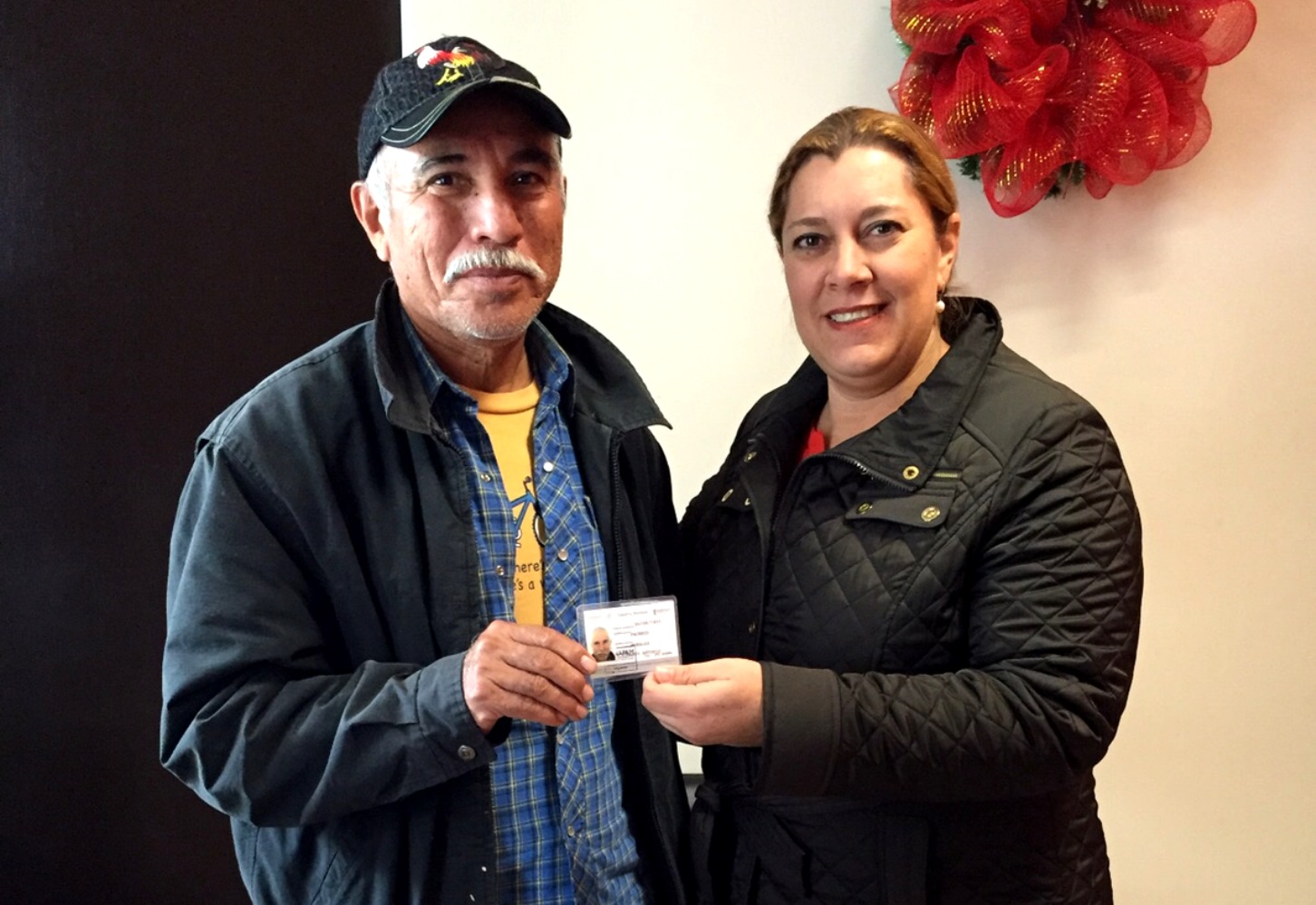 Entrega Verónica credenciales INAPAM