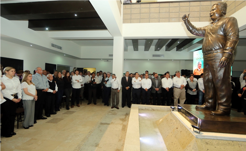 Develan estatua de Rodolfo Torre Cantú Develan estatua de Rodolfo Torre Cantú