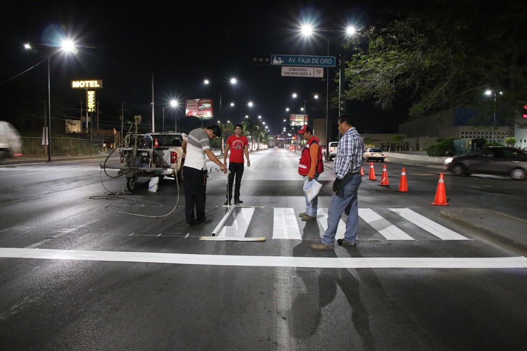 Realiza Dirección de Tránsito de Tampico mantenimiento en semáforos y renovación de señalamientos viales