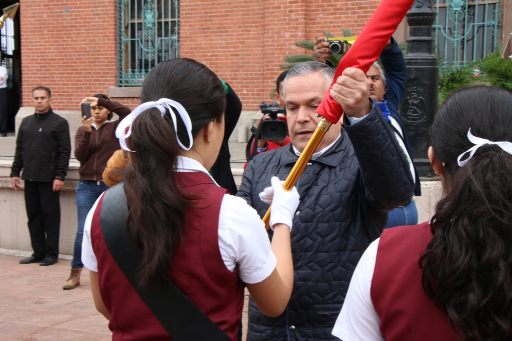 La Bandera símbolo de independencia, honor e integridad de nuestro territorio: Gustavo Torres