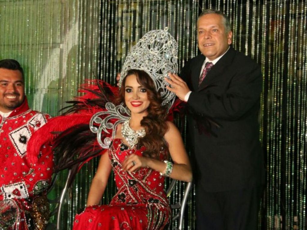 Corona alcalde Gustavo Torres a Paulina I como Reina del Carnaval Tampico 2016