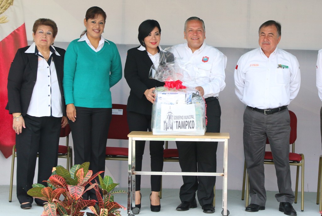 "Con programa de becas municipales, en Tampico nadie se queda sin estudiar": Gustavo Torres