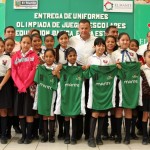 Entrega Pablo uniformes a seleccionados de la Olimpiada escolar