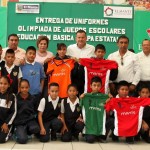 Entrega Pablo uniformes a seleccionados de la Olimpiada escolar
